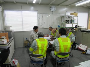 事務所にて安全書類検査