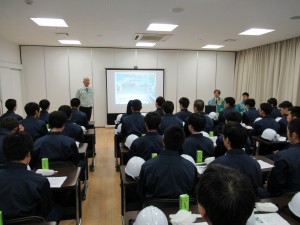 塚野広報委員長の挨拶の様子