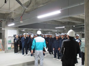地下駐車場での説明の様子