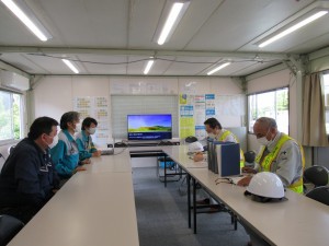 事務所にて安全書類検査