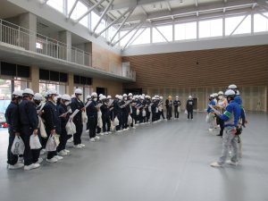 体育館での概要説明の様子