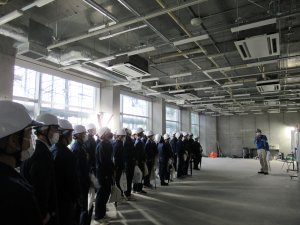 現場で説明を受けている様子