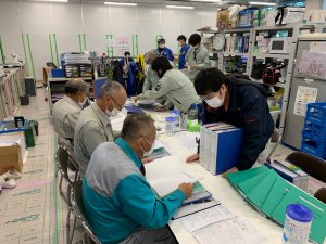 事務所にて安全書類検査