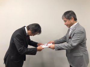 目録贈呈（協会から1）
