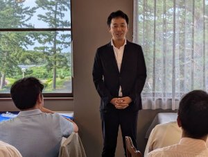 優勝者ツボ電気工事の坪田社長の挨拶