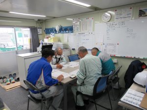 事務所にて安全書類検査