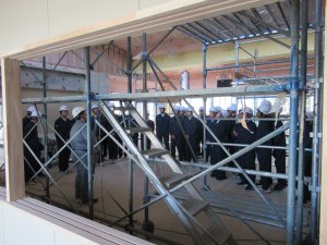 現場内見学の様子